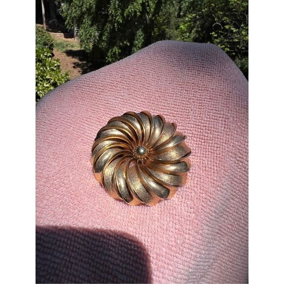 Vintage Gold Tone Swirl Brooch 1950s - Picture 2 of 3